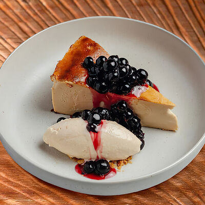 Чизкейк с топлёным молоком и ягодами в Горыныч по цене 830 ₽