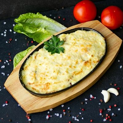 Сковородочка со свининой, картофелем, грибами и сыром в Кафе Арабелла по цене 640 ₽