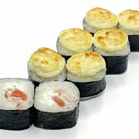 Запеченный ролл с беконом и помидоркой в Sushi Lab