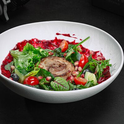 Салат с утиным рулетом, гранатом и голубикой в Интонация по цене 870 ₽