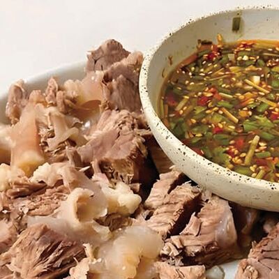 В18 Нежная говядина 回族扒牛肋条 в Charlie tea по цене 1050 ₽