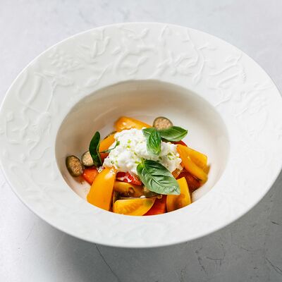 Салат с томатами и страчателлой в Облака по цене 765 ₽