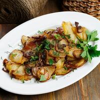 Картофель, жаренный с луком и грибами в Мангал & Гриль