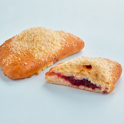 Пирожок Вишня, бобы тонка, заварной ванильный крем, крамбл в Пирожковая минутка по цене 150 ₽