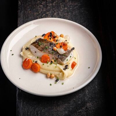 Треска, картофельное пюре и соус морне в Техникум по цене 990 ₽