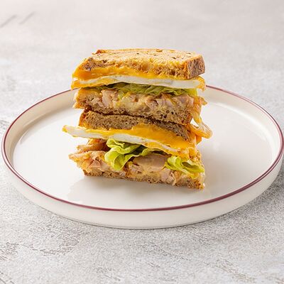 Сэндвич на цельнозерновом хлебе с двумя сырами и цыпленком в Шоколадница по цене 690 ₽