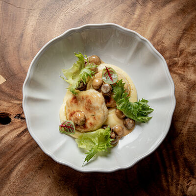 Котлеты из индейки, картофельное пюре и жареные шампиньонами в Mushrooms по цене 1050 ₽
