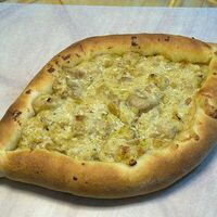 Хачапури по-аджарски с курицей в сливочном соусев Хинкарули