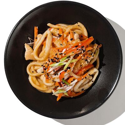 Вок с курицей и кальмаром в сливочном соусе в Песто Тесто по цене 690 ₽