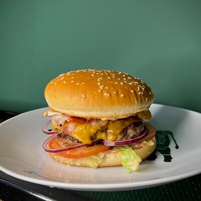 Биф бургер с яйцом в Охота мясо по цене 599 ₽