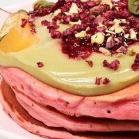 Малиновые панкейки с фисташкой в Лес
