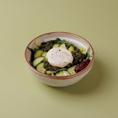 Зеленый салат с яйцом пашот в Сладко Вкусно по цене 580 ₽