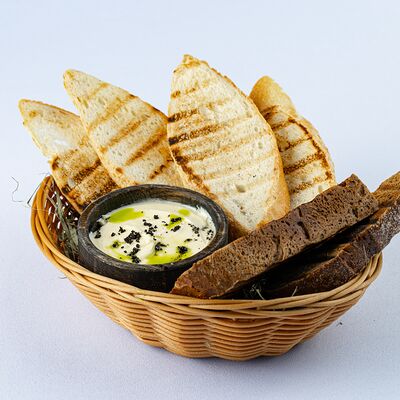 Хлебная корзинка с маслом в Everest Sochi по цене 400 ₽