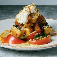 Салат с хрустящими баклажанами и страчателлойв Гастропаб Дабл Эль