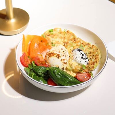 Оладьи из цукини, лосось, яйцо бенедикт в Винни Пух по цене 990 ₽