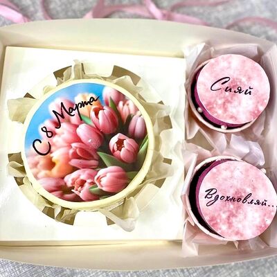 Набор 8 марта бенто и 2 капкейка Тюльпаныв Особенный Наполеон по цене 2500 ₽
