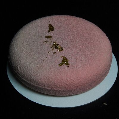 Муссовый торт Клубника-лайм в Cheese it! Bakery по цене 3350 ₽