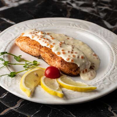 Семга в сливочном соусе с красной икрой в Sesilia по цене 1600