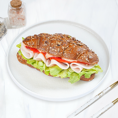 Бриошь с ветчиной куриной в Братья Караваевы по цене 290 ₽