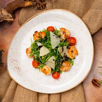 Салат из рукколы с креветками в Усадьба Банная по цене 1450 ₽