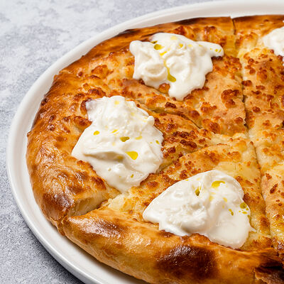 Хачапури со Страчателлой и трюфельным маслом в Ресторан Батони по цене 980 ₽