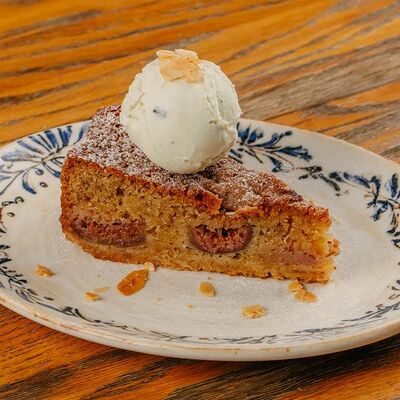 Пирог с грушей и ванильным мороженым в Дэда по цене 700 ₽