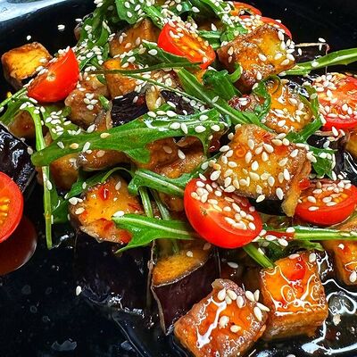 Салат с хрустящими баклажанамив Гастропаб Ёж по цене 620 ₽