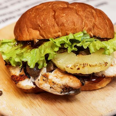 Бургер гавайский в МЯСО ЕСТЬ по цене 560 ₽