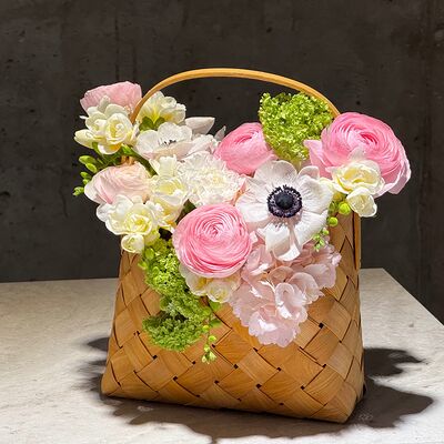 Букет корзинка из сезонных цветов в Клубника в шоколаде Simple Berry по цене 21568 ₽