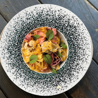 Цветные макарошки с фрикадельками и помидорками Черри в Тбилиссимо по цене 395 ₽