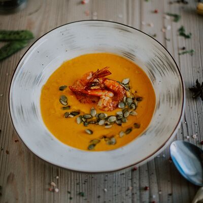 Крем-суп из тыквы с тигровыми креветками в Ресторан Мангал по цене 610 ₽