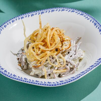 Салат с языком и жареным луком в Кукумбер по цене 690