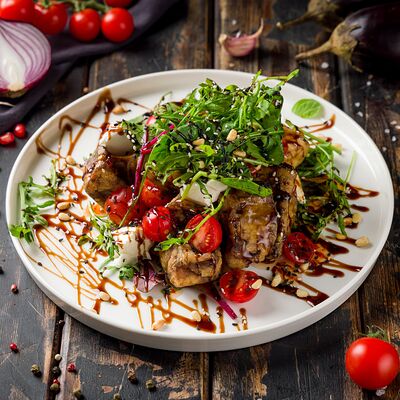 Салат с хрустящими баклажанами в Арарат по цене 750 ₽