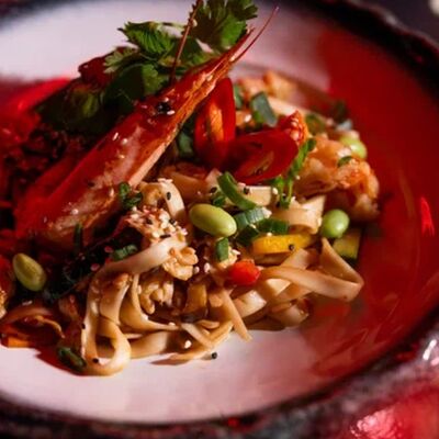 Удон с лангустинами, сладким перцем, баклажаном и соусом Териякив Geisha Superman по цене 1030 ₽