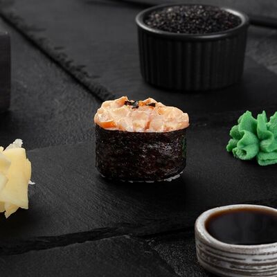 Гункан копченый лосось спайсив SUSHI LAND LUXURY по цене 399 ₽