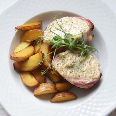 Куриный рулет в беконе с картофелем бэйби в сливочно-горчичном соусе в Сметана на Б. Садовой по цене 559 ₽