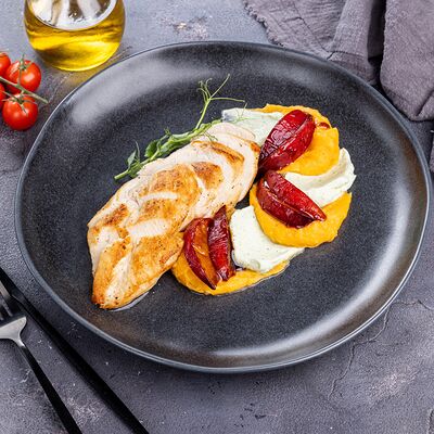 Куриное филе с копченым тыквенным пюре и карамелизованной сливой в Encore Cafe по цене 1020 ₽