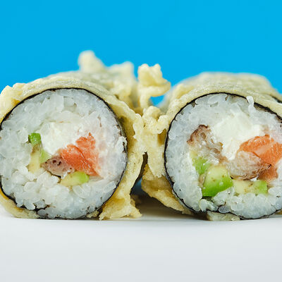 Темпура ролл с лососем и угрем в Русалочка любит суши по цене 700 ₽