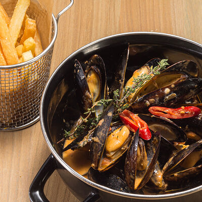 Мидии в томатном соусе с фри в Колбасофф по цене 750