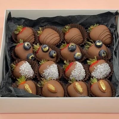 Свежая клубника в шоколаде с голубикой, миндалем и кокосом в Cosmo Сakery по цене 3300 ₽