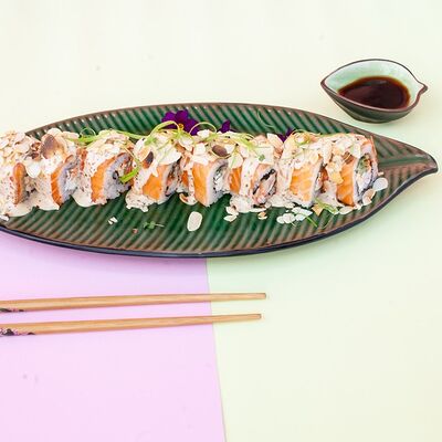 Ролл с лососем, миндалем и ореховым соусом в Точка Вкуса по цене 559 ₽