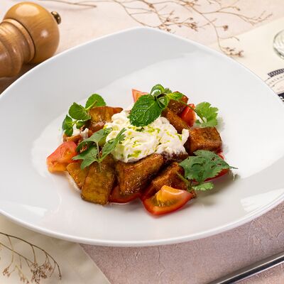 Салат с хрустящими баклажанами, сыром страчателла и томатами в Абрамовъ по цене 1180 ₽