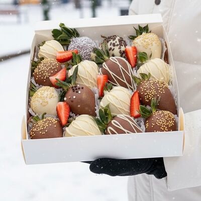 Клубника в премиальном бельгийском шоколаде чб (16 шт) в Букет Альфред I клубника в шоколаде и букеты по цене 3290 ₽