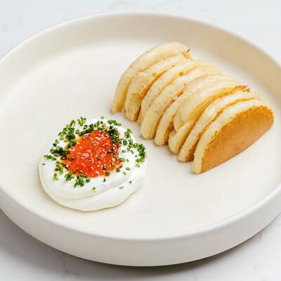 Оладьи с красной икрой и взбитой сметаной в Hello Wine по цене 690 ₽