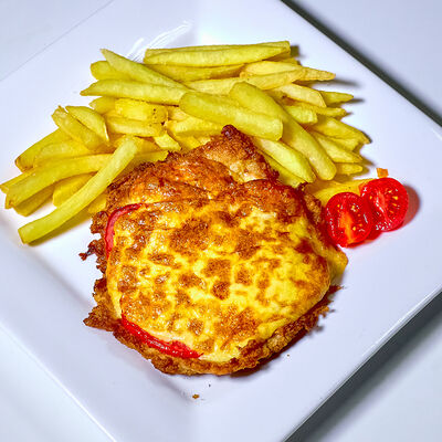 Отбивная из курицы с картофелем фри в Кафе Наше Место по цене 550 ₽