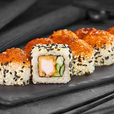 Калифорния в кунжуте эби хот в Суши мастер по цене 339 ₽