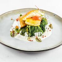 Лосось с брокколи в Gios Gastrobar