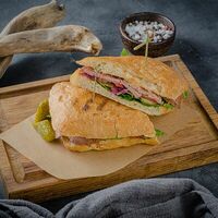 Сэндвич с ростбифом в Encore Cafe