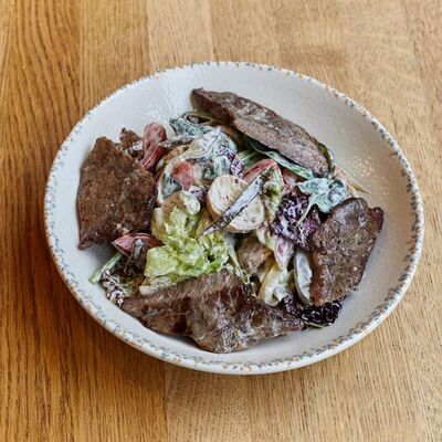 Теплый салат с мраморной говядинойв DVOR гриль-бистро по цене 890 ₽