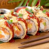 Ролл Кимчи острый, жаренный с лососем в ЧиллДОМ